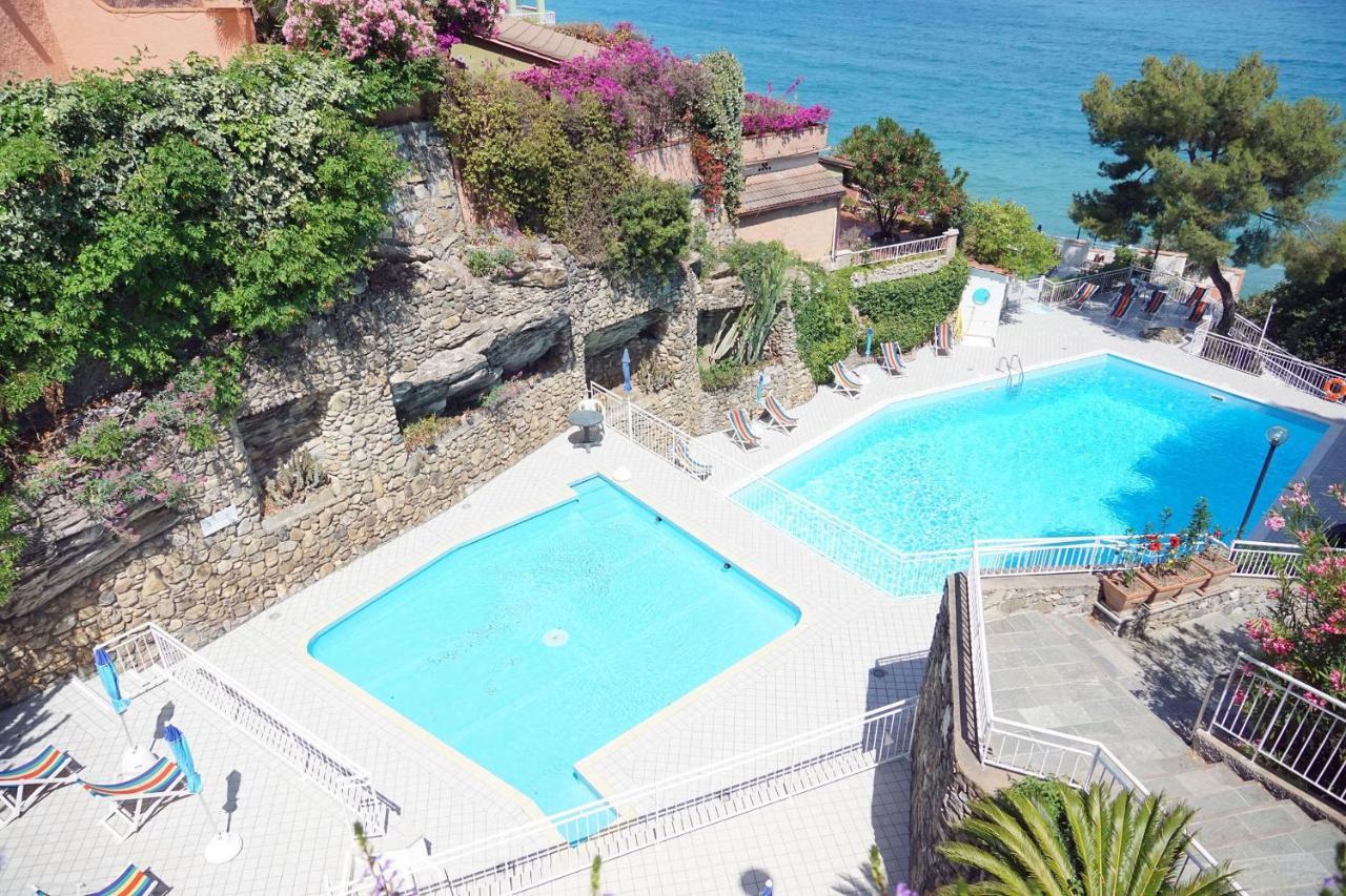 C22 Beachfront Villa - Spa Bath, Pool, Private Beach, Parking Free Andora Екстер'єр фото