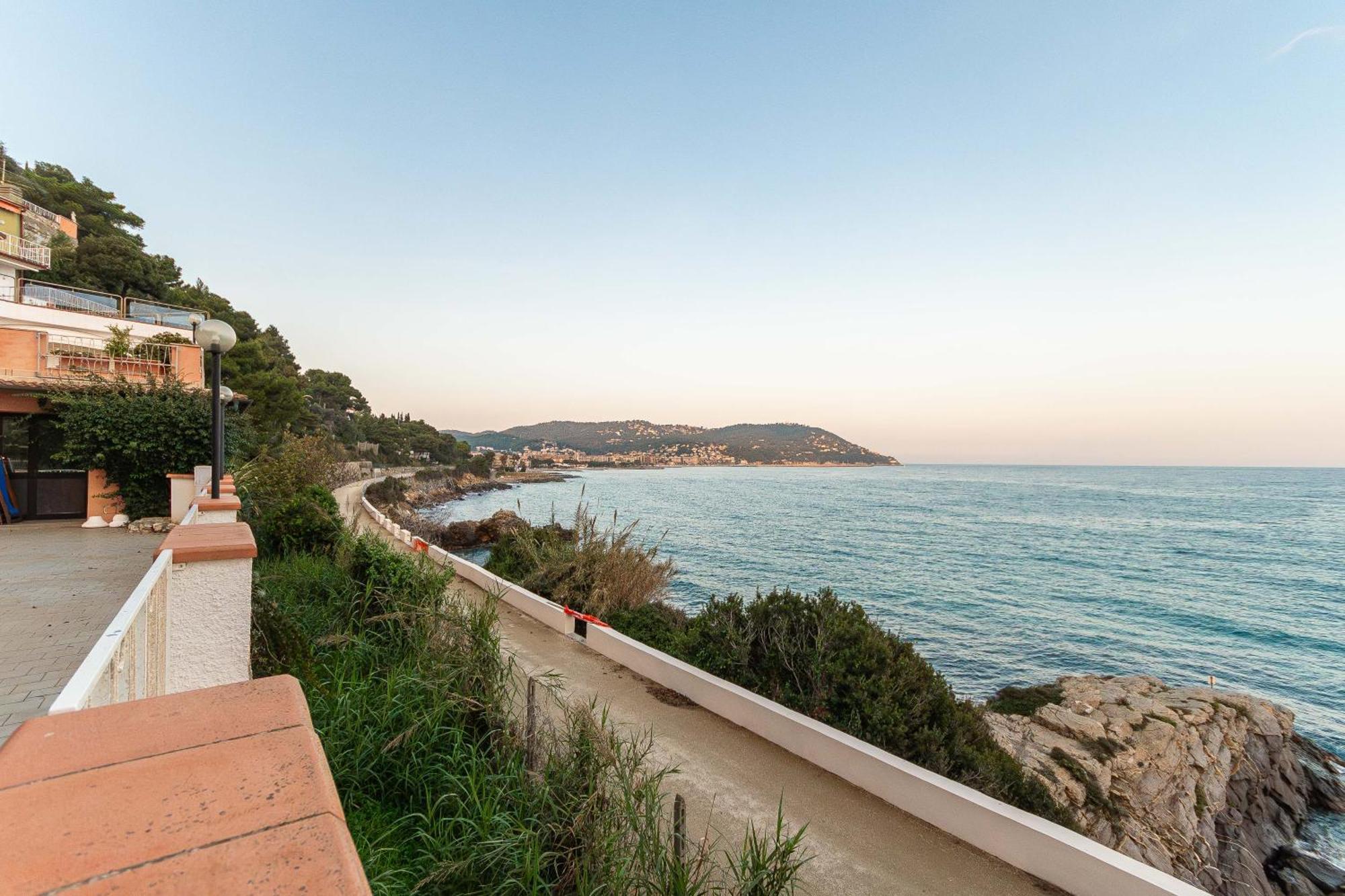 C22 Beachfront Villa - Spa Bath, Pool, Private Beach, Parking Free Andora Екстер'єр фото
